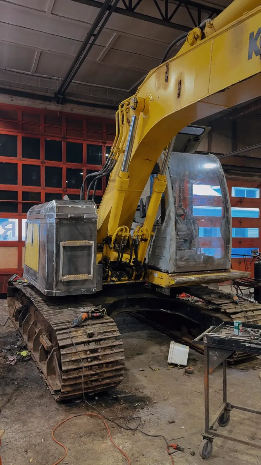 Pelle mécanique jaune au deuxième stade des travaux