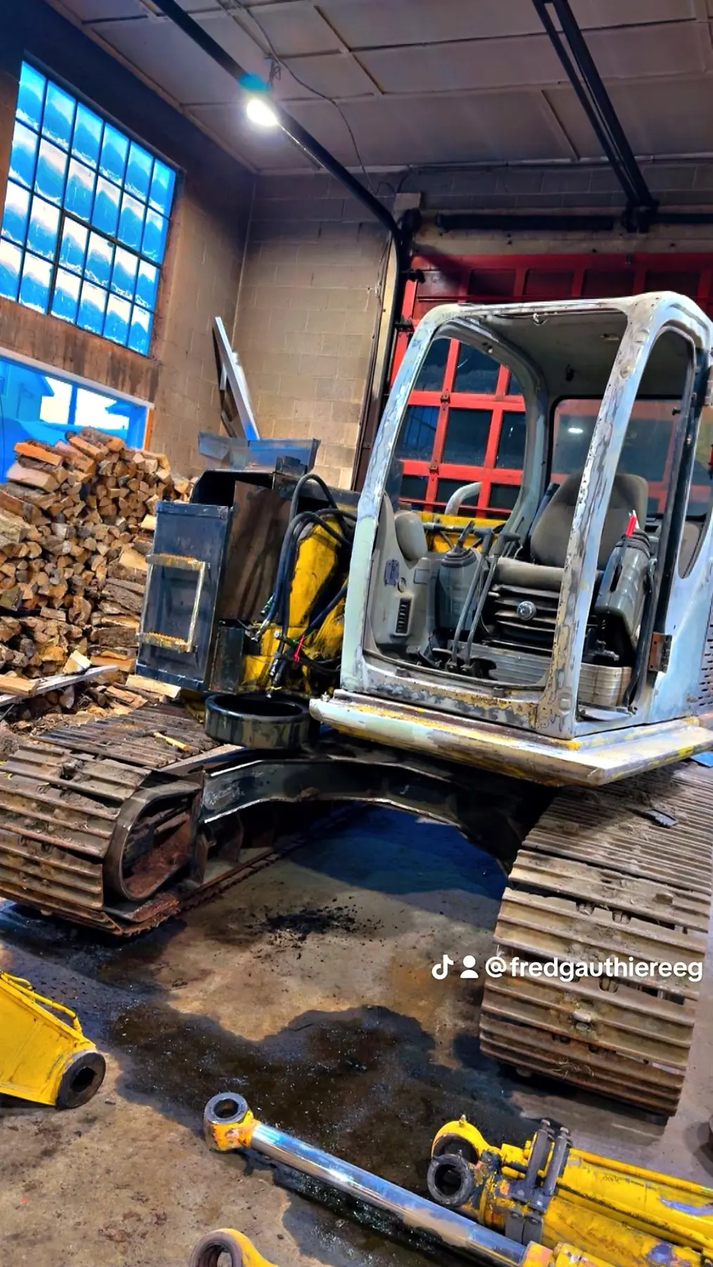Pelle mécanique au début du chantier, démontée dans l'atelier