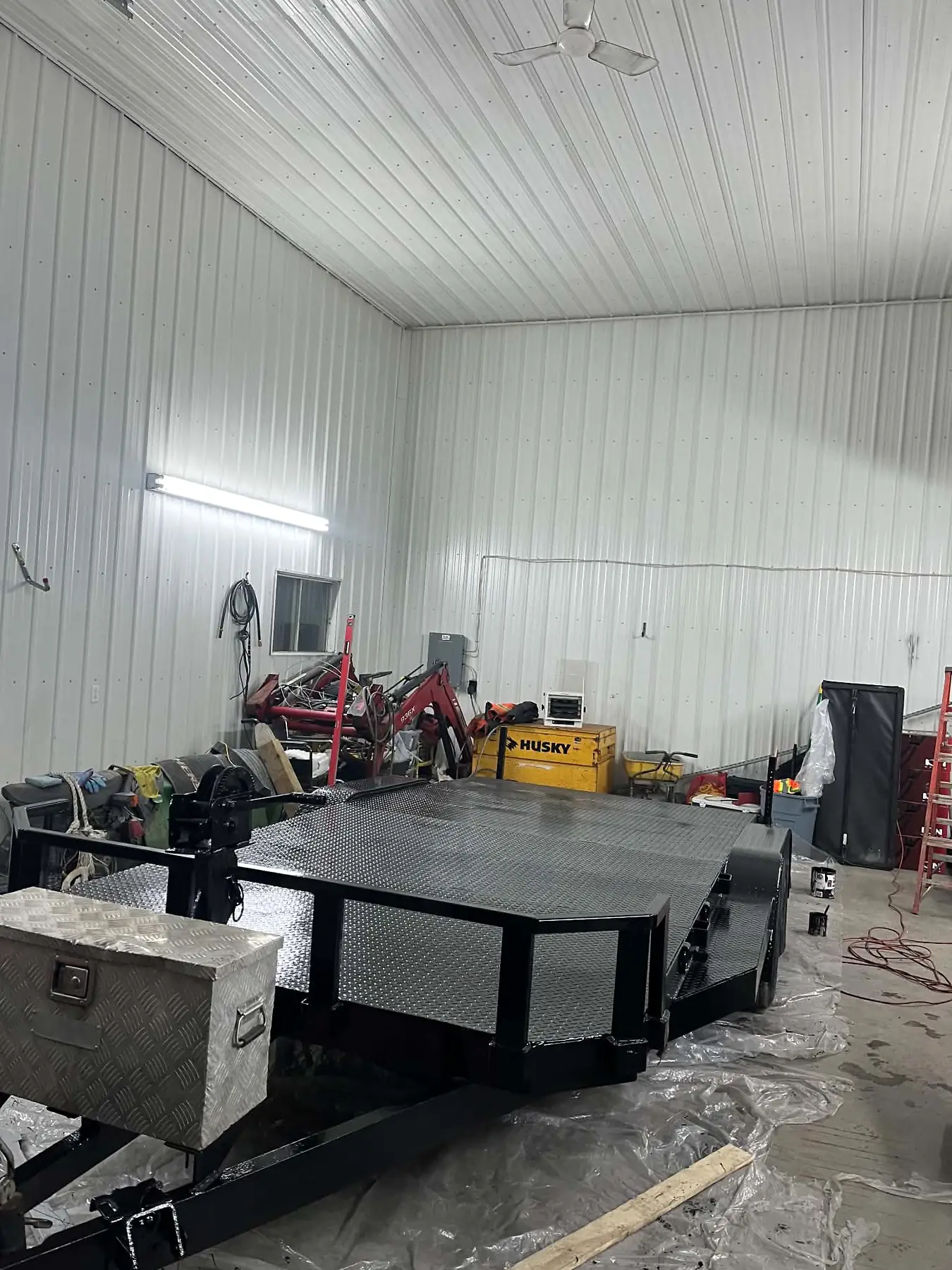 Plateforme de remorque noire terminée en atelier