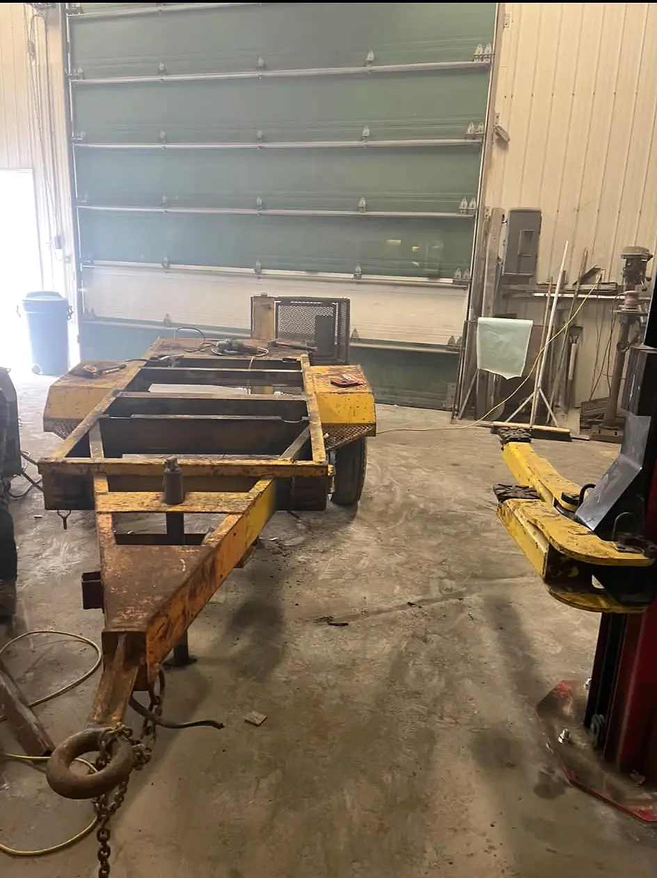 Châssis de remorque en cours de transformation