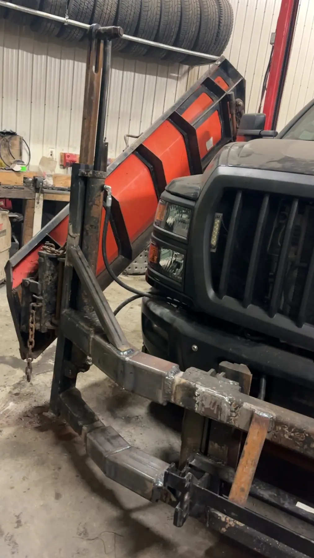 Support de chasse-neige adapté sur un camion noir